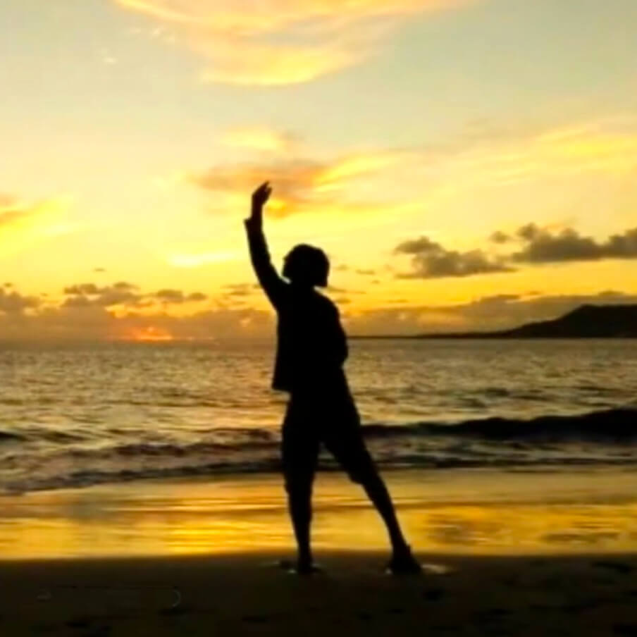 Mauro Semenzato Mindful movement meditazione in movimento in riva all'oceano
